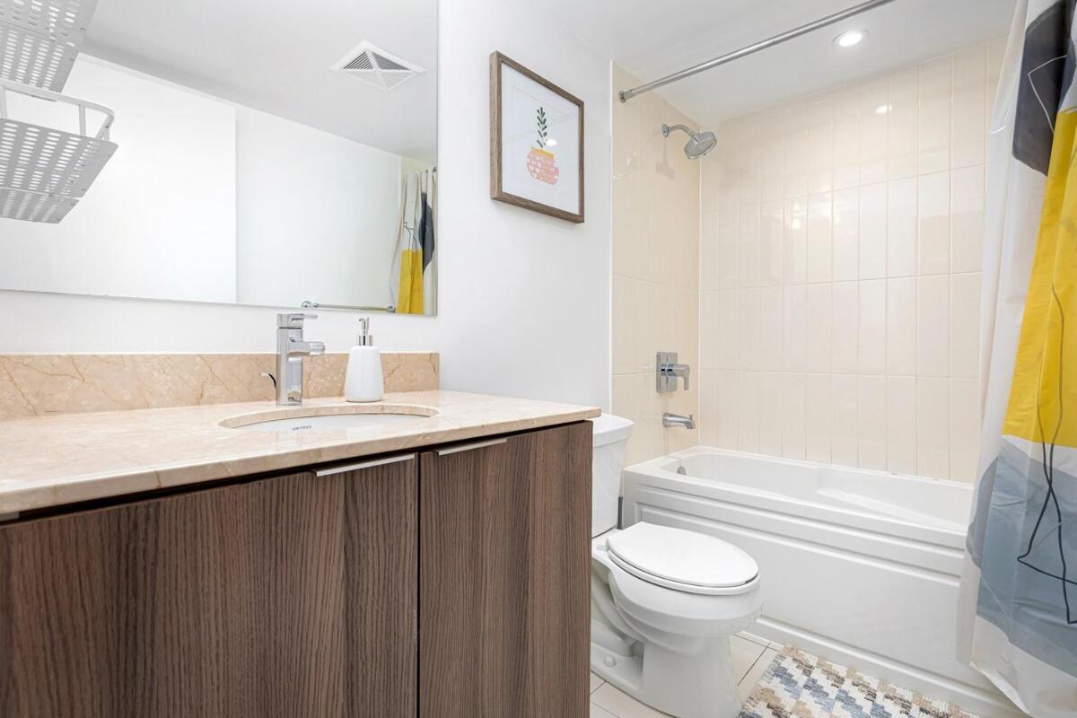Apartment 1br With Sofa Bed That Sleeps 3 By Yorkville! Toronto