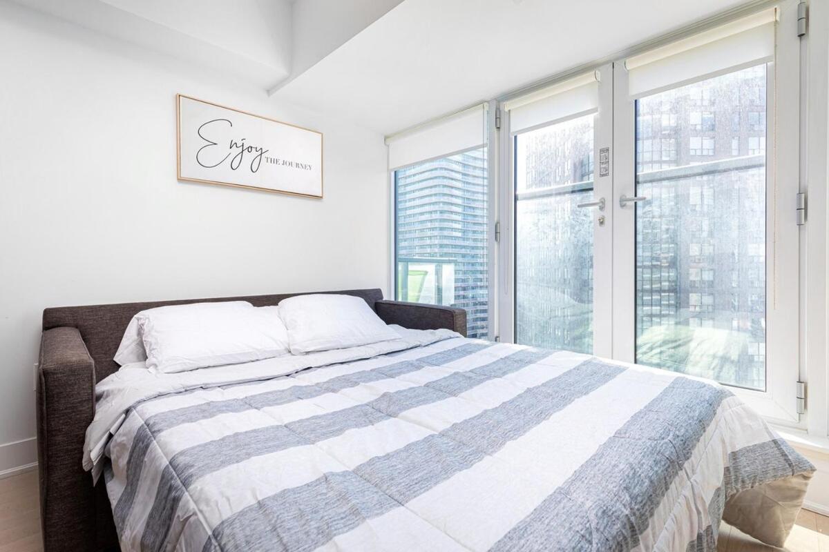 1br With Sofa Bed That Sleeps 3 By Yorkville! Apartment Toronto